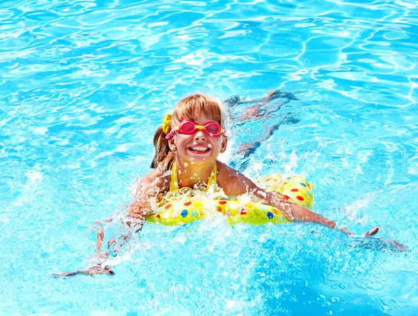 Kind in zwembad — Stockfoto