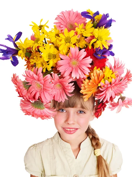 Kind met met bloemen op haar haren. — Stockfoto