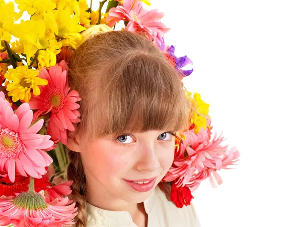 Criança com flores no cabelo . — Fotografia de Stock