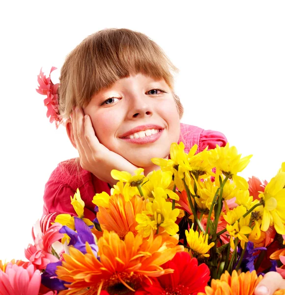 Gelukkig kind bedrijf bloemen. — Stockfoto