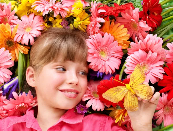 Kind liegen over bloemen. — Stockfoto