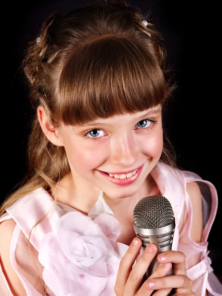 Zingen van kind in microfoon. — Stockfoto