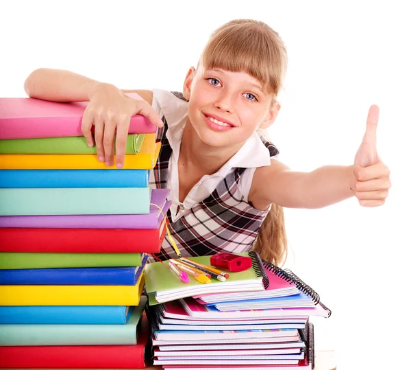 Kind met stapel boeken en weergegeven: duim omhoog. — Stockfoto