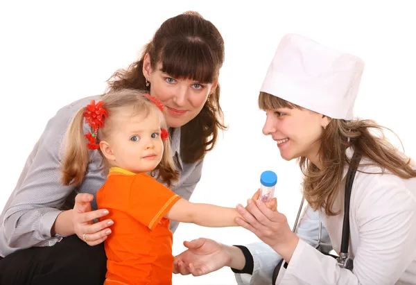Семейный врач и маленькая девочка . — стоковое фото