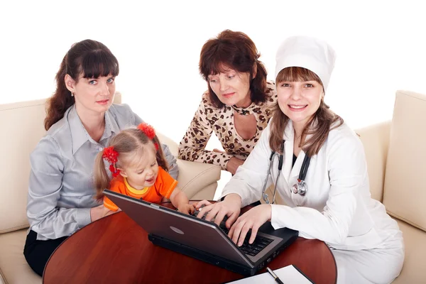 Doktor s stetoskop a rodiny. — Stock fotografie