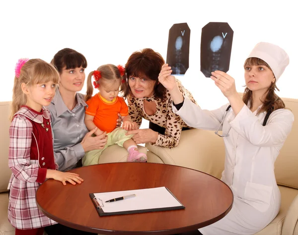 Γιατρός με ακτινογραφία εικόνα και την οικογένεια. — Φωτογραφία Αρχείου