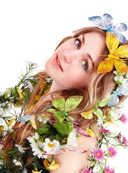 Mädchen mit Schmetterling und Blume auf dem Kopf. Frühlingsbehaarung. — Stockfoto