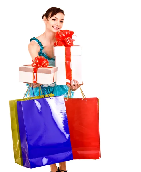 Ragazza con confezione regalo e fiocco . — Foto Stock