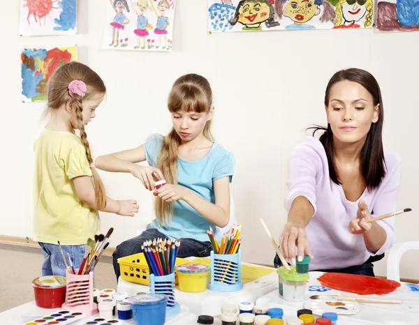 Kinderen in voorschoolse schilderij. — Stockfoto