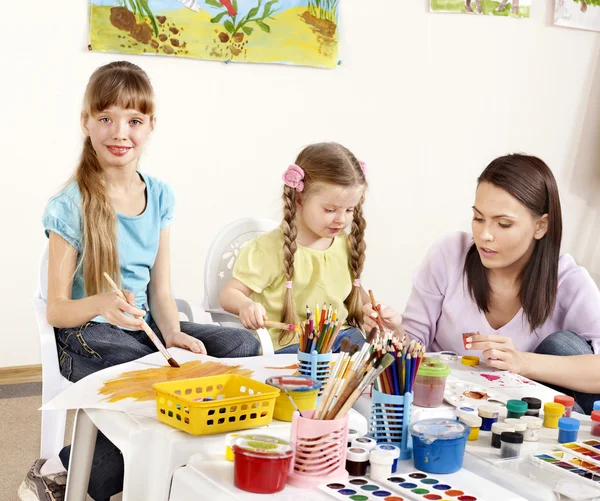 Pintura infantil na pré-escola . — Fotografia de Stock