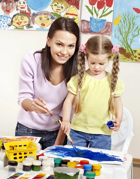 Pintura infantil en preescolar . —  Fotos de Stock