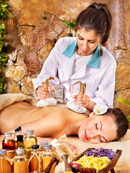 Frau bekommt Massage im Wellnessbereich. — Stockfoto