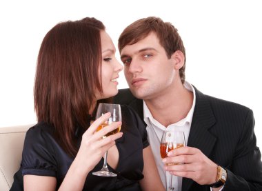 iki kız ve erkek öp ve şarap içmek.