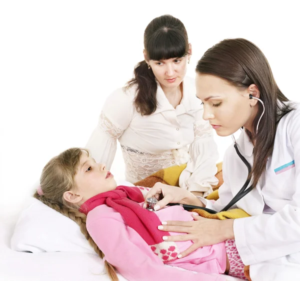 Dottore esami bambino con stetoscopio . — Foto Stock