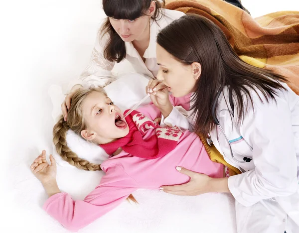Dziecko egzaminów lekarza z bólem gardła. — Zdjęcie stockowe