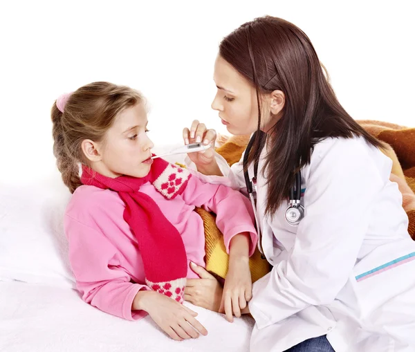 Médico leve a temperatura da criança — Fotografia de Stock