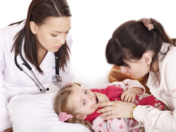 Lekarz egzaminów dziecko z stetoskop. — Zdjęcie stockowe