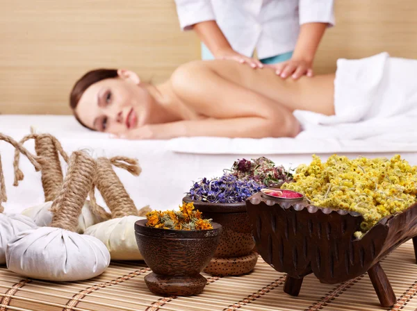 Nature morte avec femme sur table de massage dans un spa de beauté . — Photo