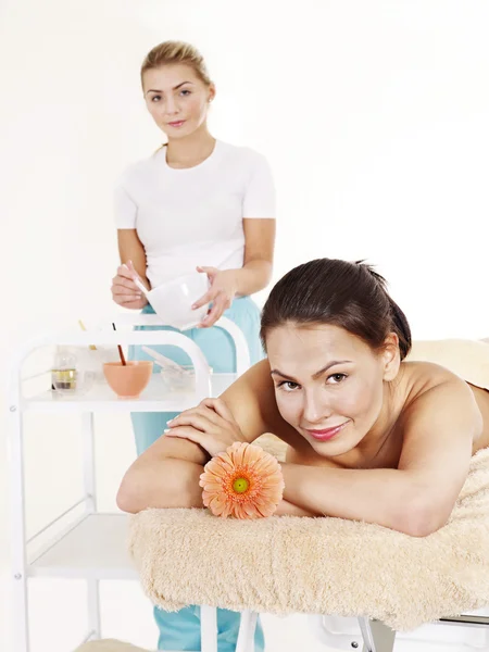 Beautician applying facial mask by woman. — Stock Photo, Image