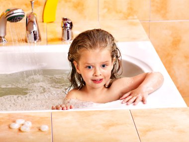 Çocuk banyo yıkama.