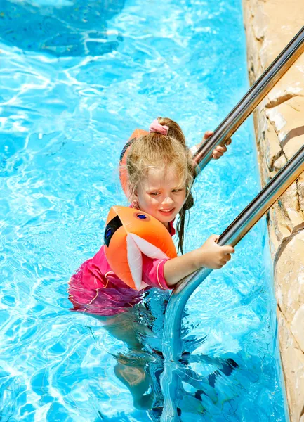 スイミング プールの腕章を持つ子供 — ストック写真