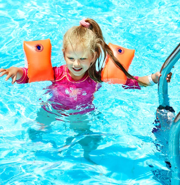 Bambino con bracciali in piscina — Foto Stock