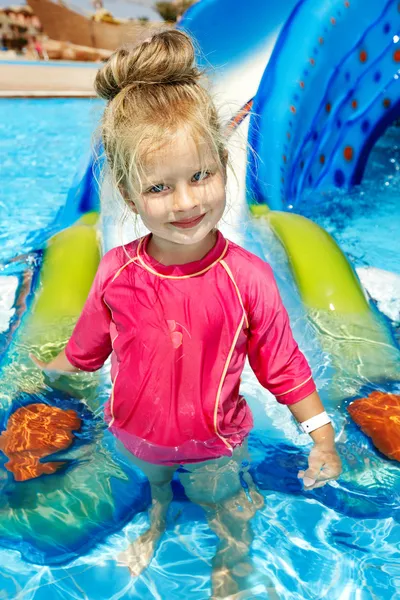 Dziecko na zjeżdżalni w aquaparku. — Zdjęcie stockowe