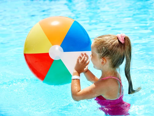 Παιδί το κολύμπι στην πισίνα. — Φωτογραφία Αρχείου