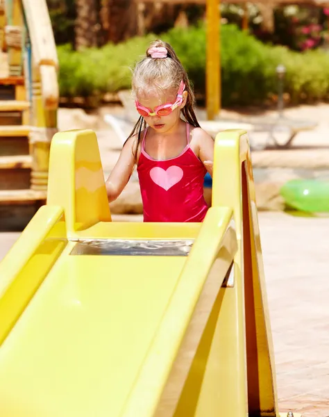 Το παιδί σε νεροτσουλήθρα σε υδάτινο πάρκο. — Φωτογραφία Αρχείου