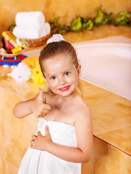 Миття дитини у ванні . — стокове фото