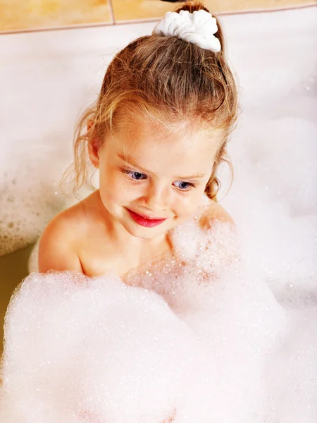 Kid lavagem no banho . — Fotografia de Stock