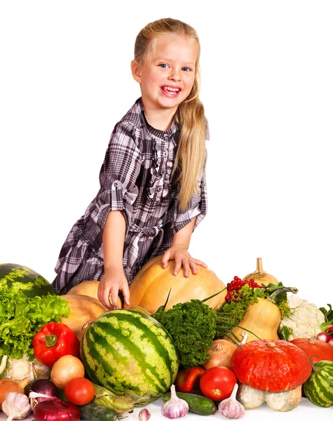 Ребенок с овощами на кухне . — стоковое фото