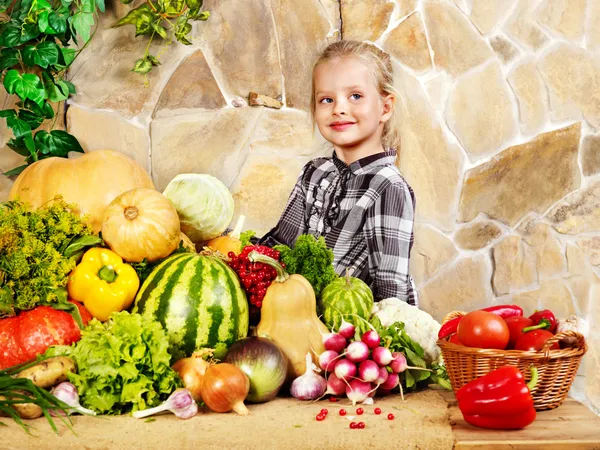Дитина з овочами на кухні . — стокове фото