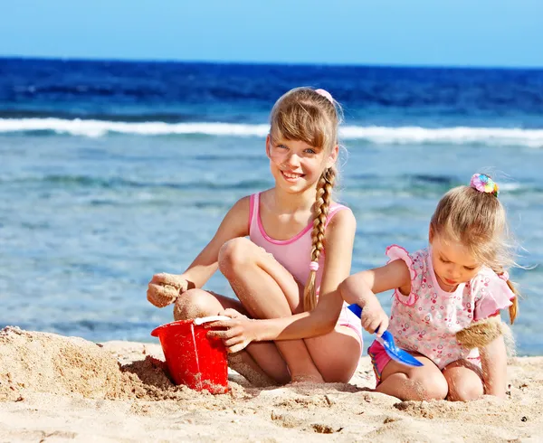 Kinderen spelen op strand. — Stockfoto
