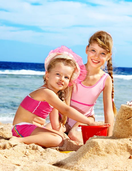 Barnlek på stranden. — Stockfoto