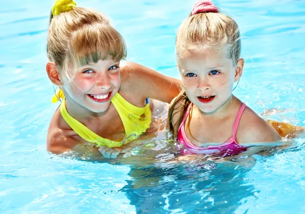 Дети в бассейне . — стоковое фото