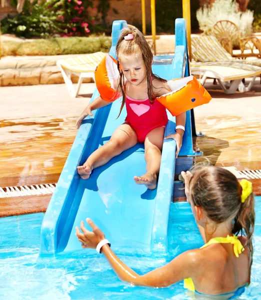 Aquapark에서 워터 슬라이드에 아이 들. — 스톡 사진