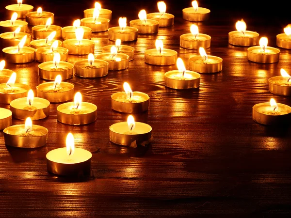 Groupe de bougies sur fond noir . — Photo
