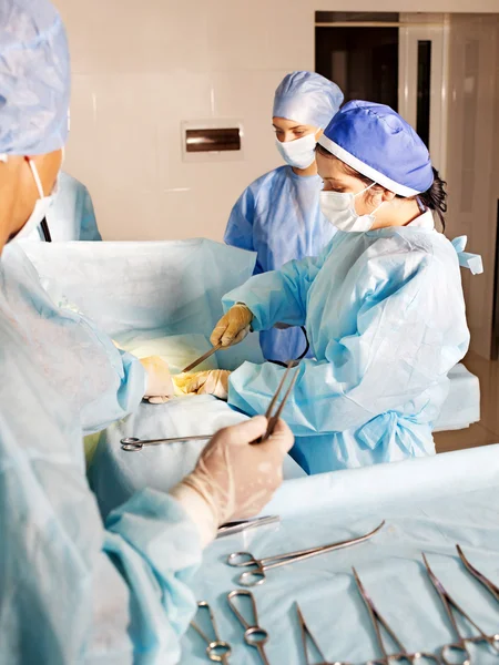 Группа хирургов в операционной . — стоковое фото