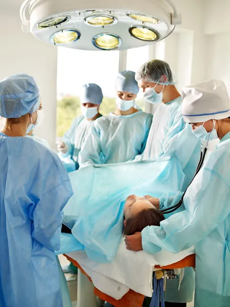 Vrouw op gurney in de operatiekamer. — Stockfoto