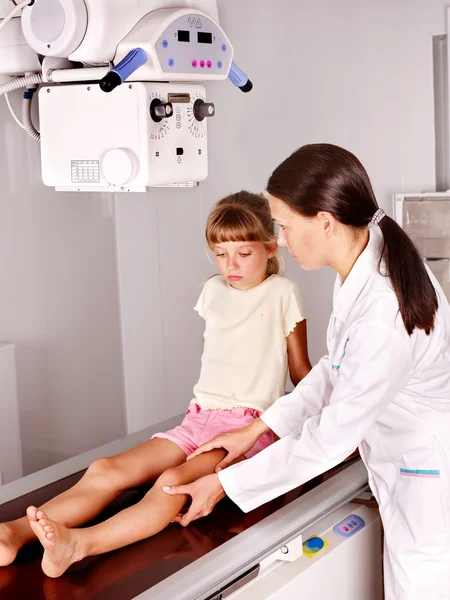 Ребенок с доктором рентгенологом . — стоковое фото