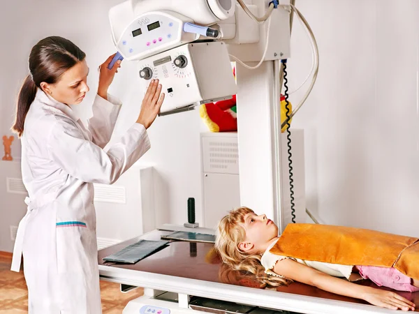 Ребенок с доктором рентгенологом . — стоковое фото