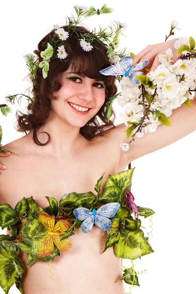 Όμορφη νεαρή γυναίκα με το λουλούδι και πεταλούδα. — Φωτογραφία Αρχείου