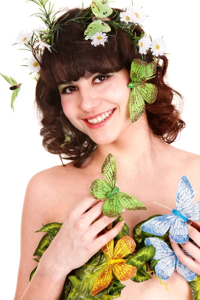 Schöne junge Frau mit Blume und Schmetterling. — Stockfoto