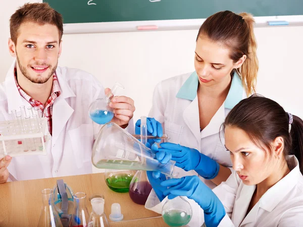 Şişesi ile grup kimya öğrenci. — Stok fotoğraf