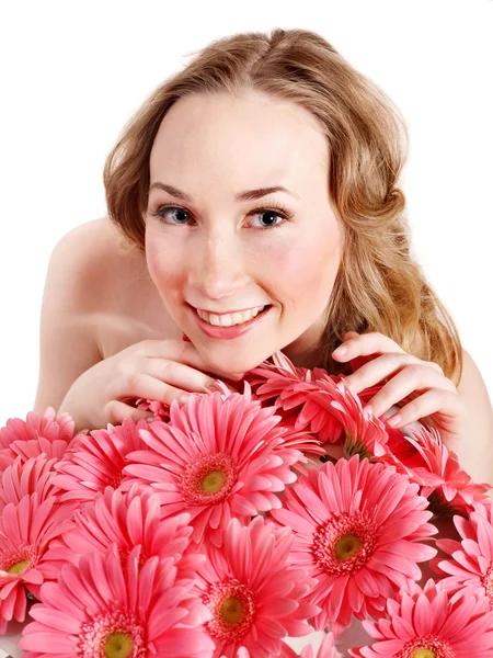 Mujer joven acostada sobre flores . — Foto de Stock