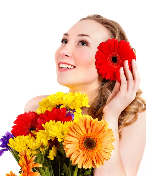 Gelukkig jonge vrouw bedrijf bloemen. — Stockfoto