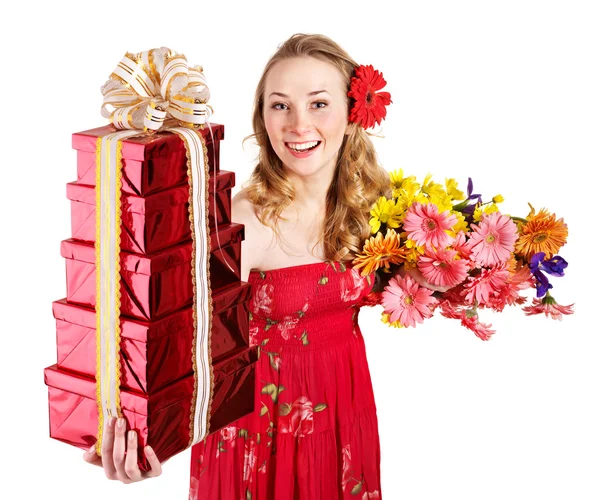 Jonge vrouw met doos van de gift en bloemen. — Stockfoto