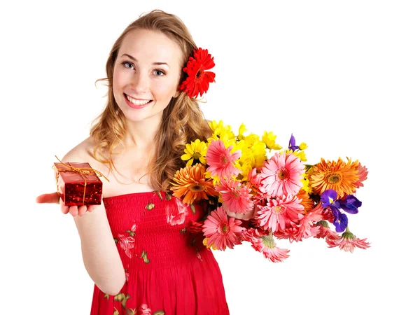 Mladá žena hospodářství květ. — Stock fotografie