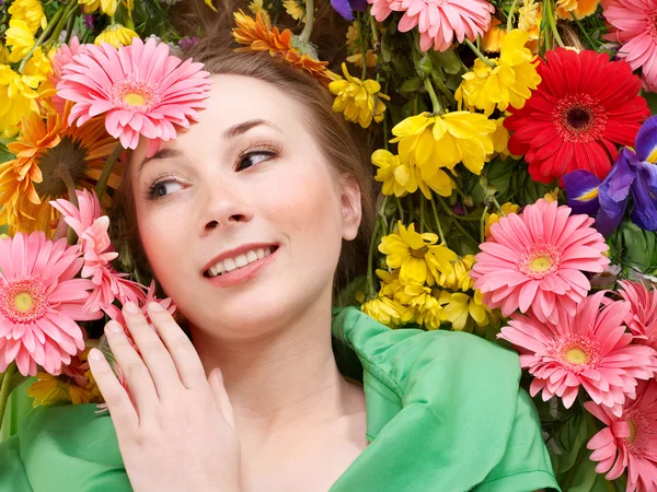 Молода жінка в квітах торкається обличчя . — стокове фото